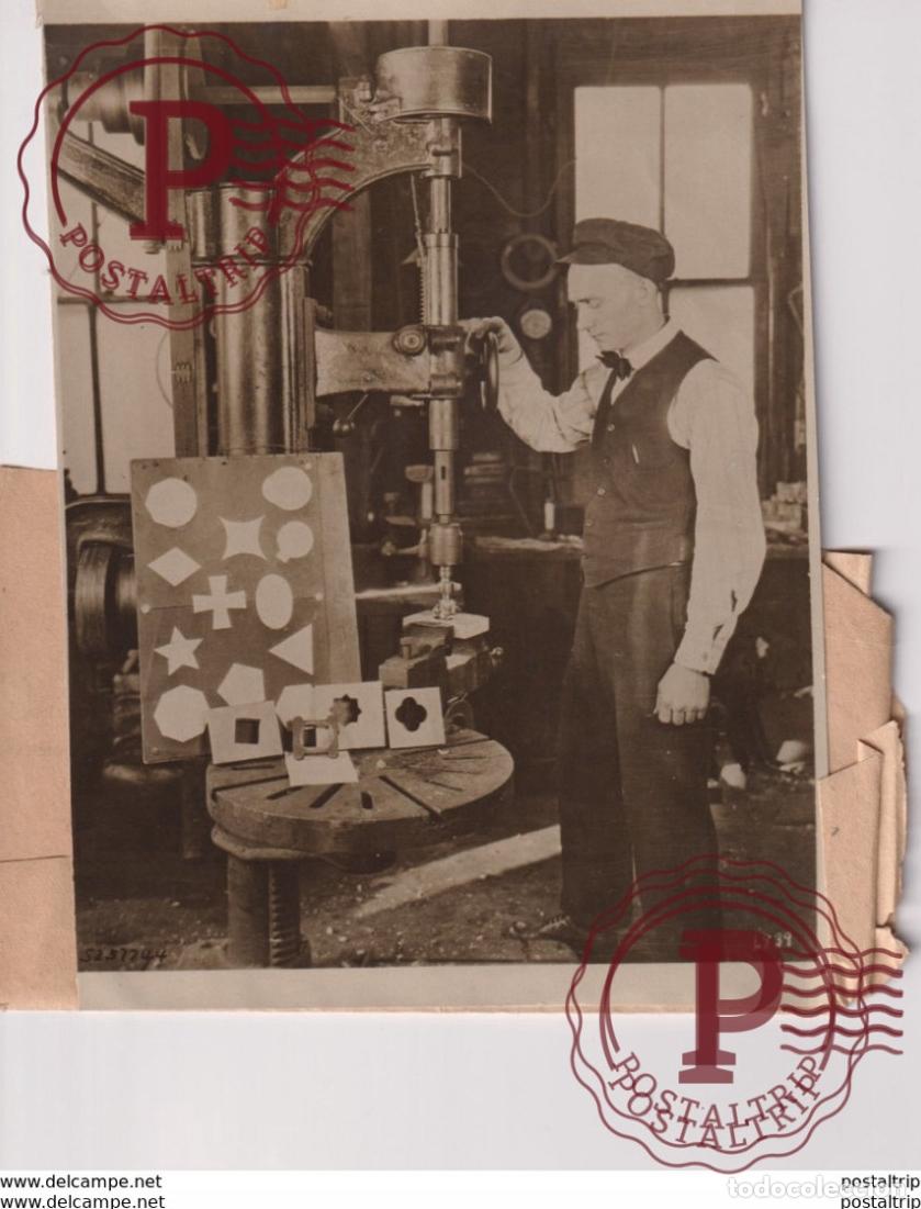 Alte Fotografie: PHOTOGRAPH UNDERWOOD INVENTOR OF MACHINE MAKING SHAPES +- 18*13CM&nbsp;Fonds Victor FORBIN 1864-1947