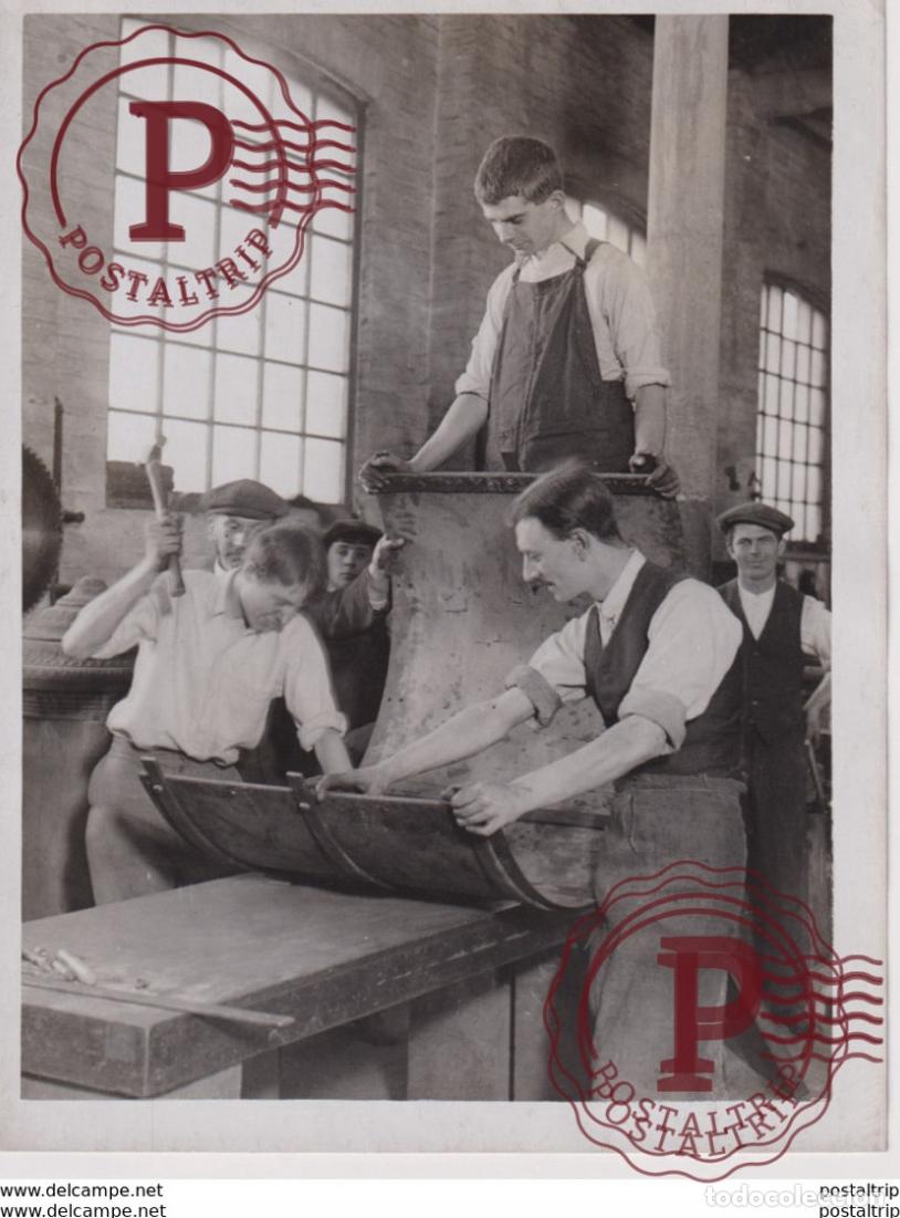 Alte Fotografie: ETON BOYS MAKING WAR MUNITION BLACK SQUAD +- 21*16CM&nbsp;Fonds Victor FORBIN 1864-1947