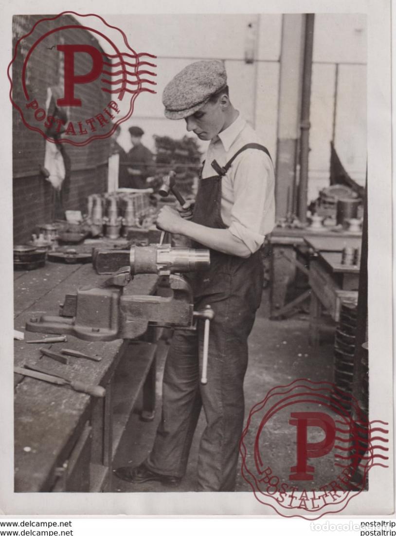 Alte Fotografie: ETON BOYS MAKING WAR MUNITION BLACK SQUAD +- 21*16CM&nbsp;Fonds Victor FORBIN 1864-1947