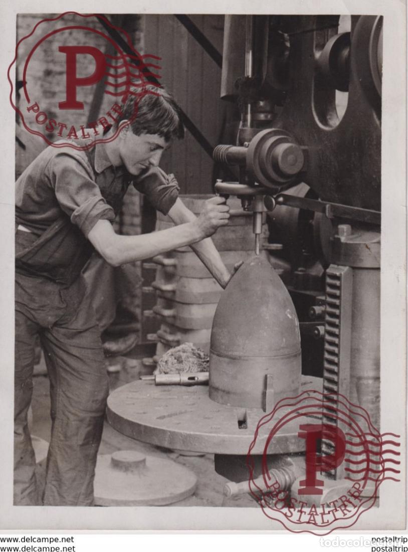 Alte Fotografie: ETON BOYS MAKING WAR MUNITION BLACK SQUAD +- 21*16CM&nbsp;Fonds Victor FORBIN 1864-1947
