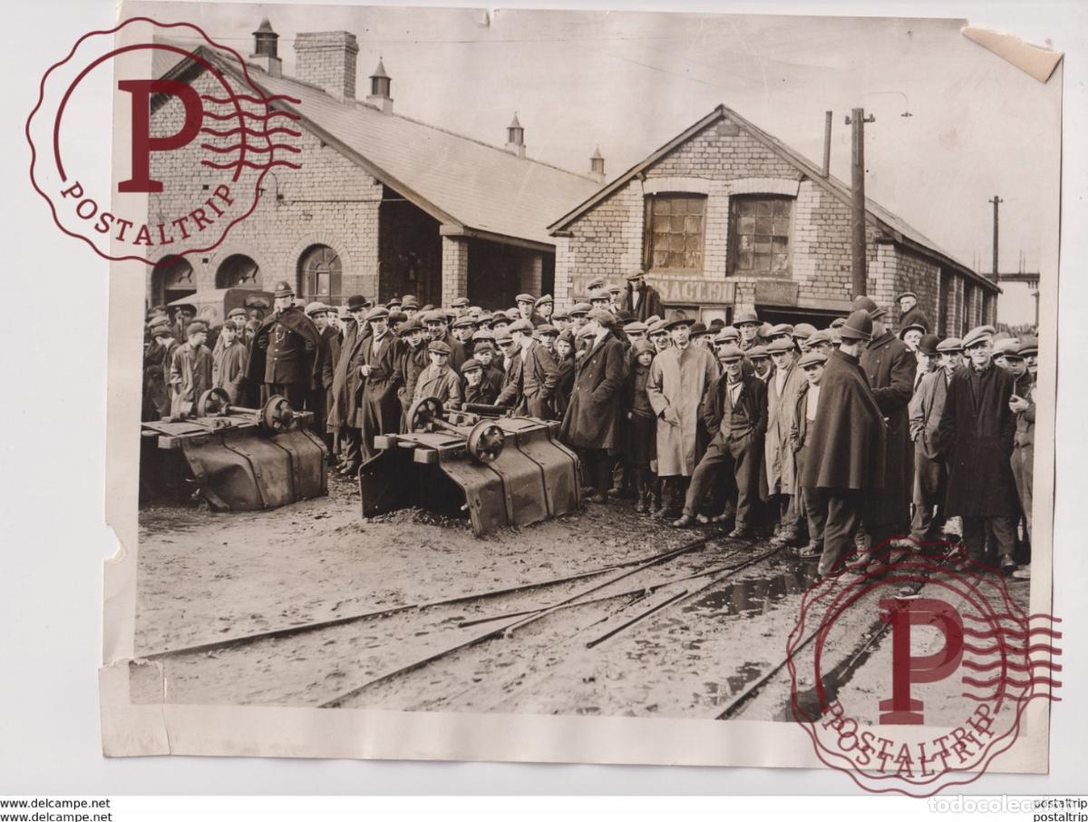 Fotografia antiga: MINERS ENTOMBED BY COLLIRRY EXPLOSI&Oacute;N CRACKS + SEE CORNERS 25*20CM Fonds Victor FORBIN 1864-1947