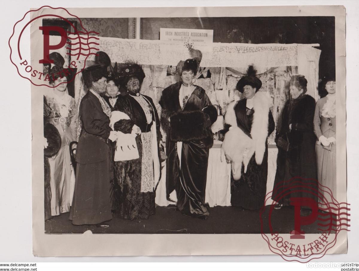 Fotografia antiga: QUEEN AMELIE OPENS THE ROYAL IRISH INDUSTRIES SALE AT HYDE PARK HOUSE 25*20CM Fonds Victor FORBIN 1