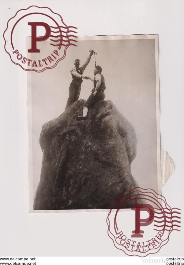 Fotograf&iacute;a antigua: CLIMBING THE BLACK ROCK SHEFFIELD CLIMBERS MATROCK PILLAR ROCK 20*15CM Fonds Victor FORBIN 1864-194