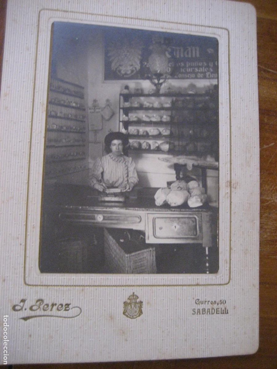 Fotograf&iacute;a antigua: antigua foto fotografia dependienta de tienda - fotografo J. Perez Sabadell 11/16 cm