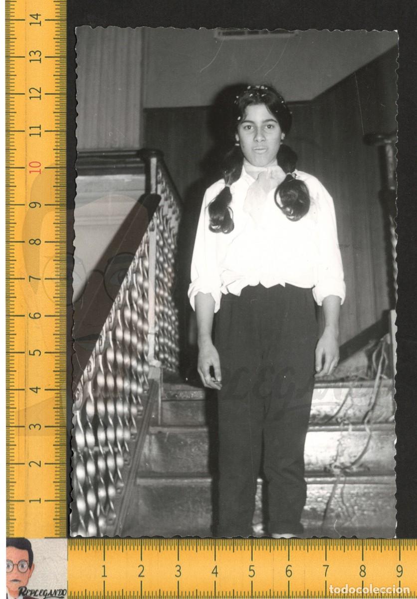Photographie ancienne: NI&Ntilde;A CON COLETAS RODEADA DE CONFETI EN ESCALERA - FOTO ANTIGUA A&Ntilde;OS 50 - INFANCIA FELIZ ESPA&Ntilde;A