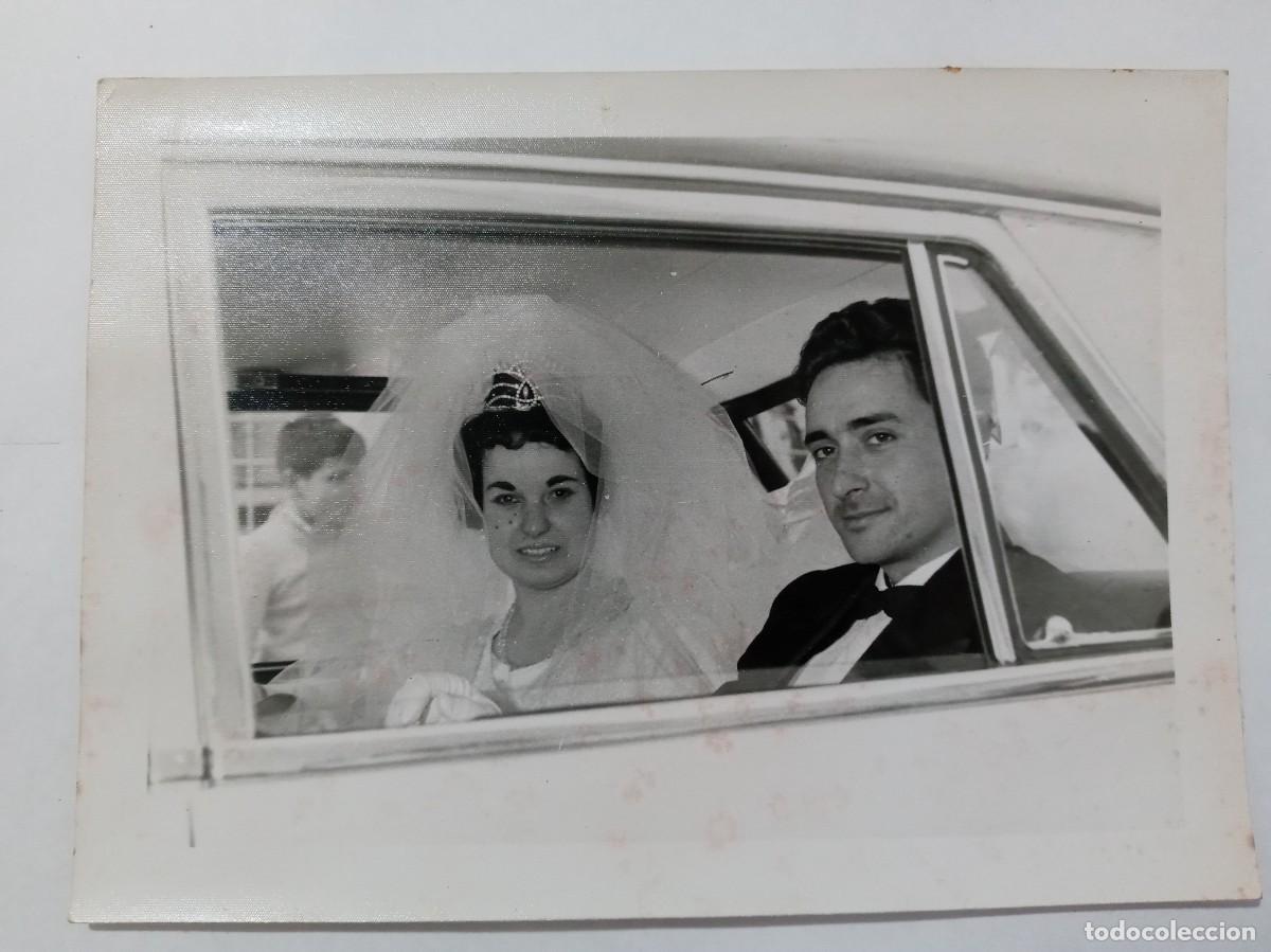 Fotograf&iacute;a antigua: BONITA DE FOTO : NOVIOS EN COCHE NUPCIAL. DE MORENO , POSADAS ( CORDOBA ) ....... 13 X 18 CM