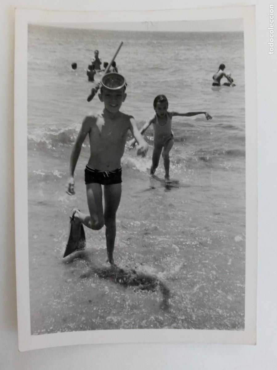 Fotograf&iacute;a antigua: FOTO DE NI&Ntilde;O EN BA&Ntilde;ADOR EN LA PLAYA CON GAFAS DE BUCEAR Y ALETAS