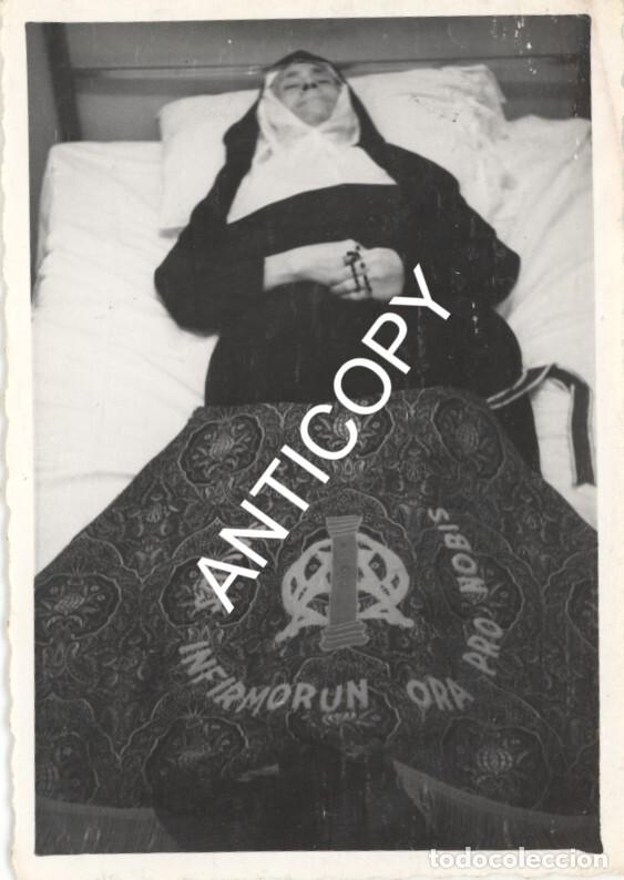 Fotograf&iacute;a antigua: Foto postmortem de una religiosa.