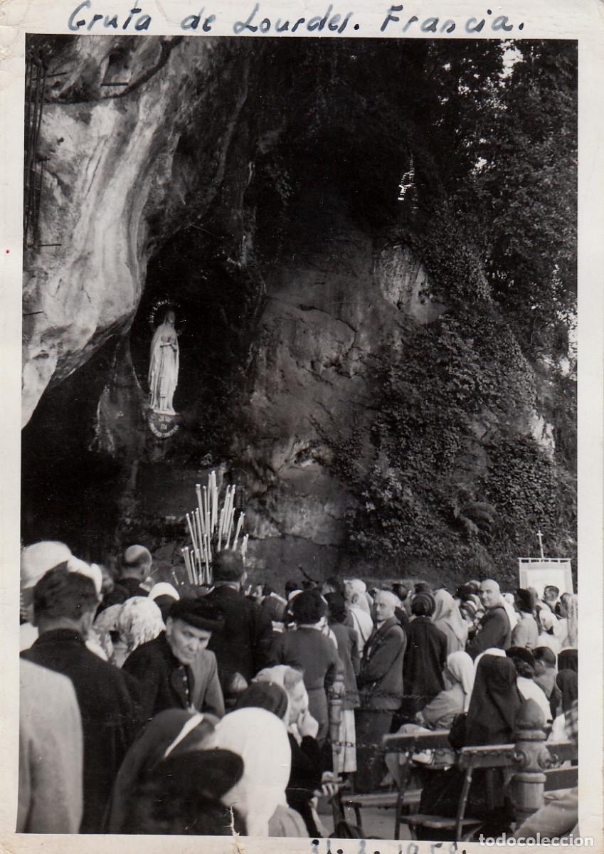 Fotograf&iacute;a antigua: Gruta de Lourdes, Francia. A&ntilde;os 50 pc