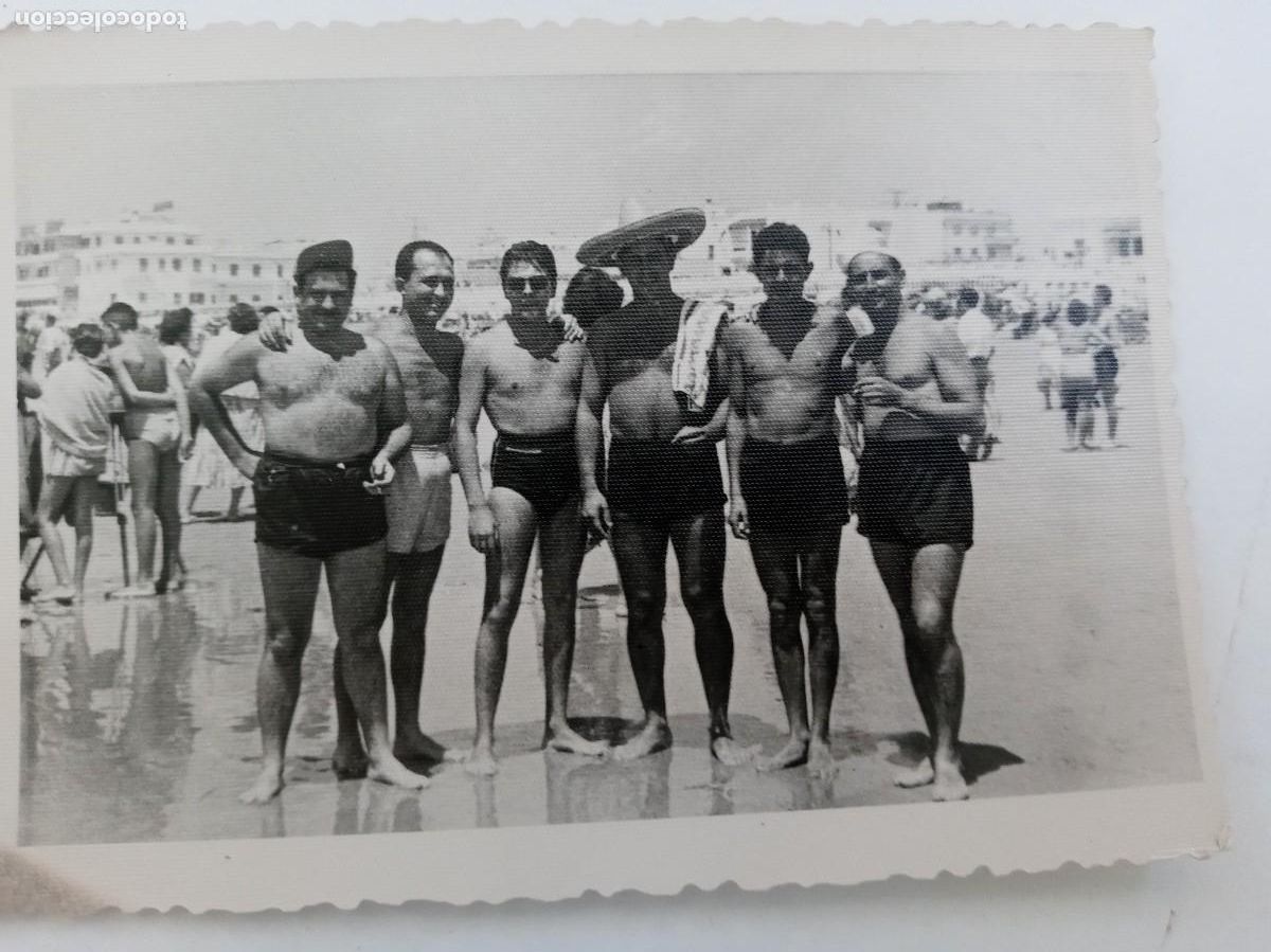 Fotograf&iacute;a antigua: FOTO DE HOMBRES EN BA&Ntilde;ADOR EN LA PLAYA , UNO CON SOMBRERO MEXICANO