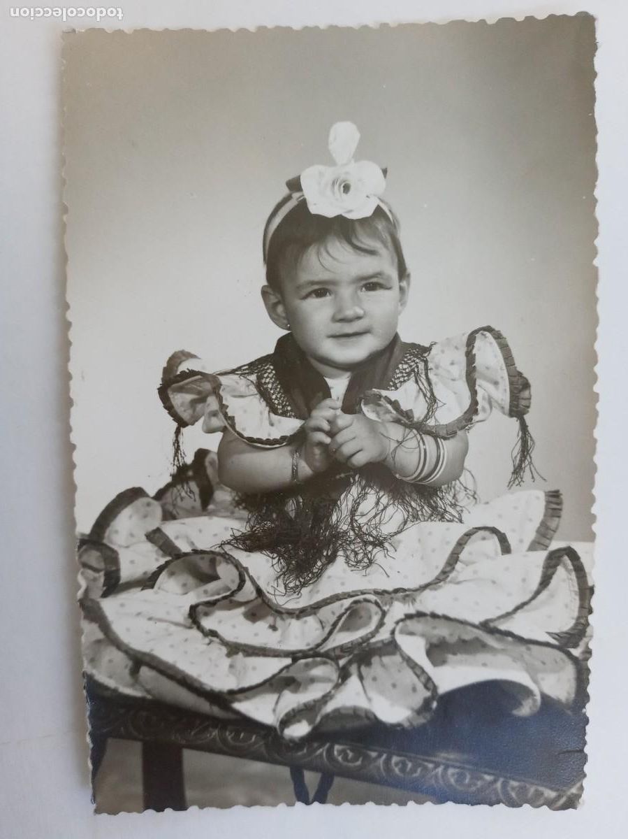 Fotograf&iacute;a antigua: PRECIOSA FOTO DE ESTUDIO DE NI&Ntilde;A VESTIDA DE FLAMENCA , 1966 . DE MANUEL , ECIJA ( SEVILLA )