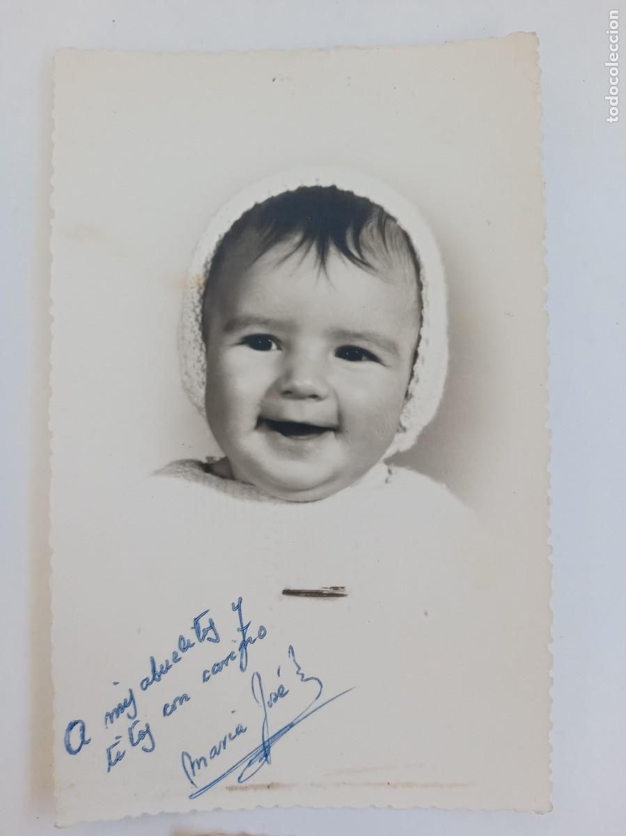 Fotograf&iacute;a antigua: PRECIOSA FOTO DE ESTUDIO DE BEBE CON GORRITO , 1966 . DE MANUEL , ECIJA ( SEVILLA )