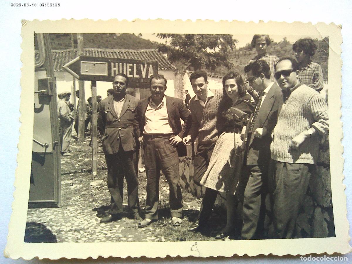 Fotograf&iacute;a antigua: FOTO DE GENTE Y CARTEL INDICATIVO DE HUELVA
