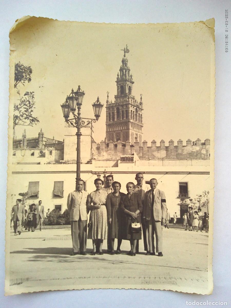 Photographie ancienne: GRAN FOTO DE GENTE ( UNO CON LUTO ) EN EL PATIO BANDERAS DE SEVILLA ... 17,5 X 23,5 CM