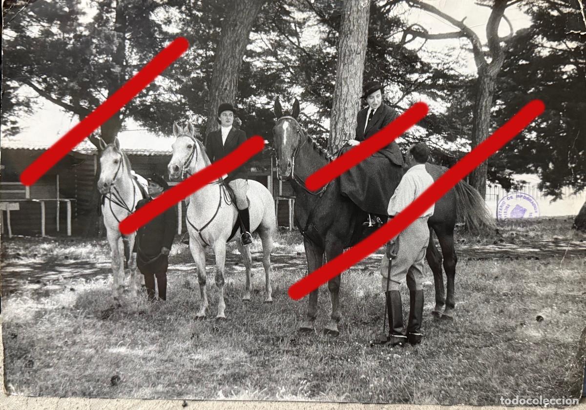 Fotografia antiga: Don Juan, Do&ntilde;a Pilar y Do&ntilde;a Maria Montando a Caballo Fotografia Antigua con el Sello del Ministerio
