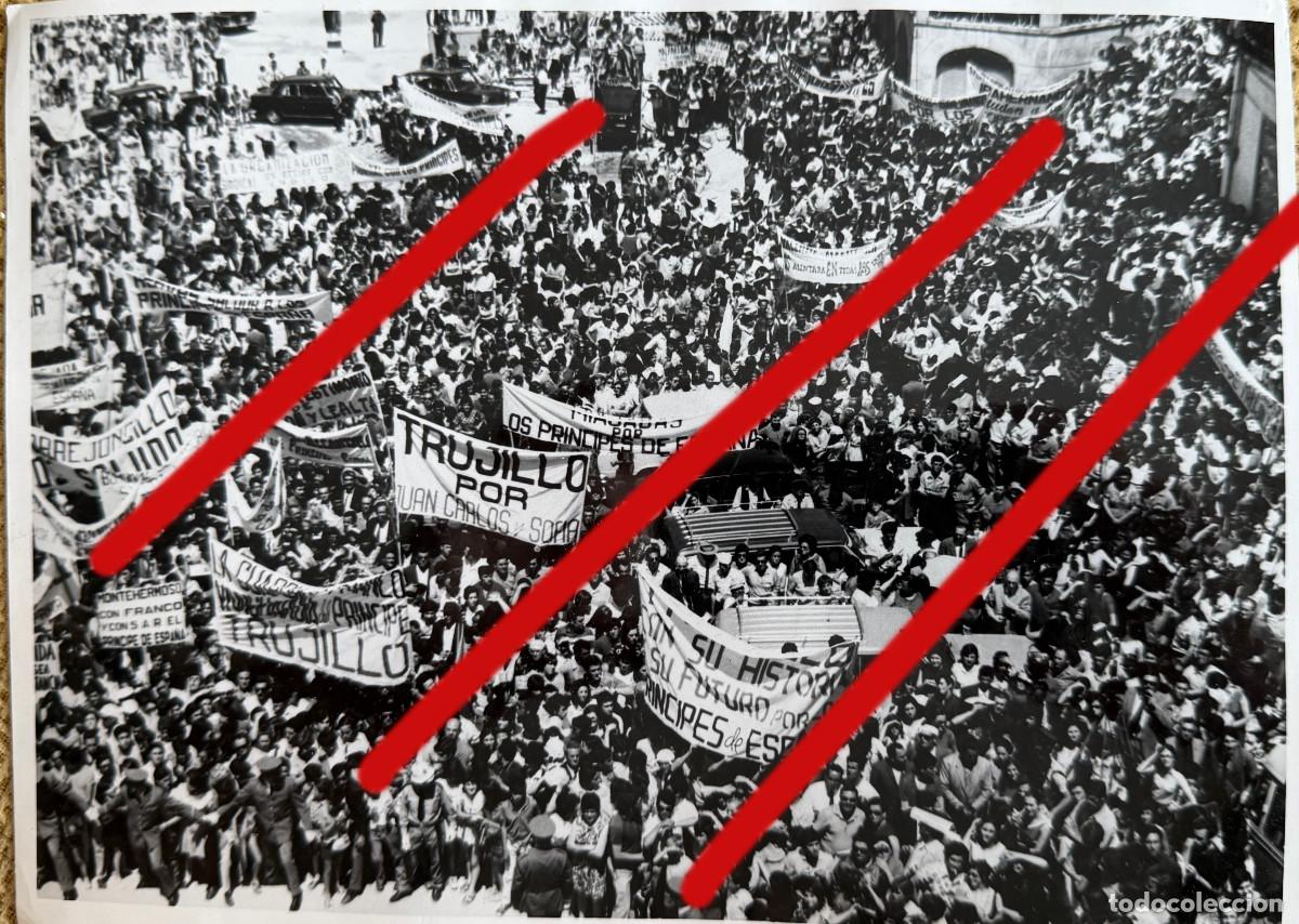 Fotograf&iacute;a antigua: Concentraci&oacute;n en Trujillo, Extremadura en Apoyo a los Principes de Espa&ntilde;a Juan Carlos y Sofia