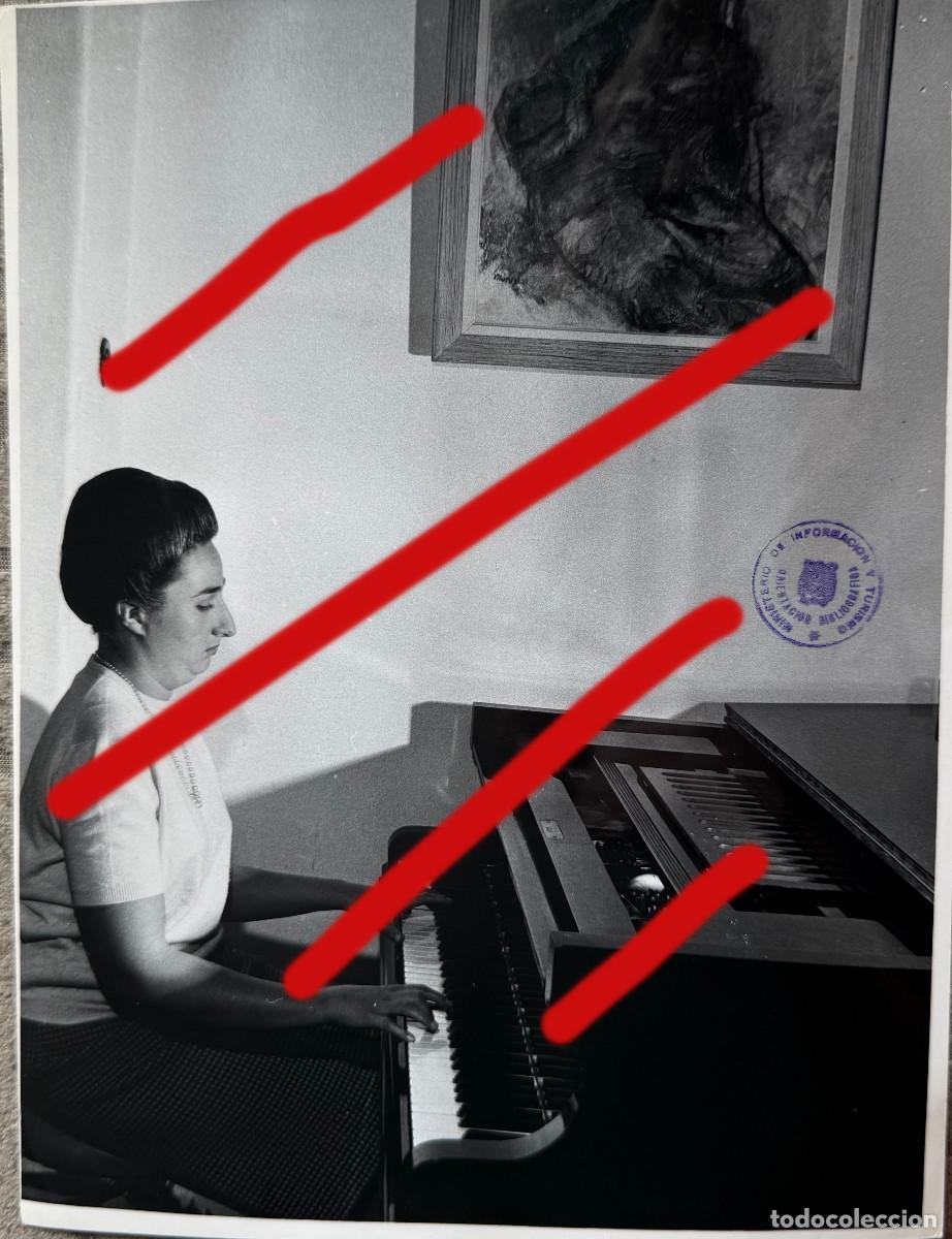 Fotograf&iacute;a antigua: La Infanta Do&ntilde;a Margarita Tocando el Piano, Sello del Ministerio - Fotograf&iacute;a Antigua