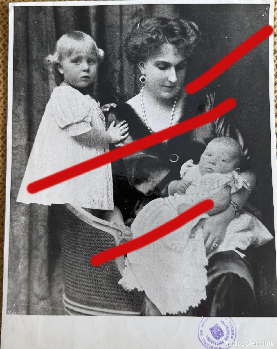 Fotografia antiga: Reina Do&ntilde;a Victoria con sus Dos Hijos Infanta Maria Cristina y Infante Don Juan - Fotografia Antigua