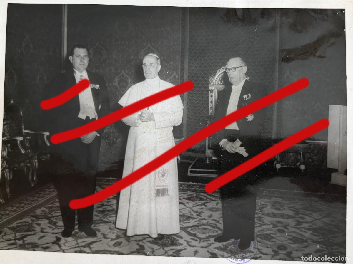 Fotografia antiga: Don Juan de Borb&oacute;n Conde de Barcelona con el Papa Pio XII con Sello del Ministerio - Fotografia