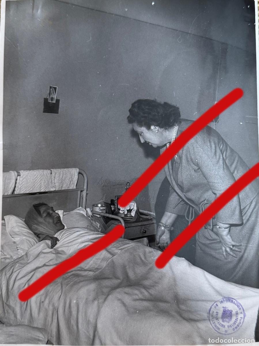 Fotografia antica: La Infanta Do&ntilde;a Maria de las Mercedes Visitando Enfermos, Sello del Ministerio - Fotograf&iacute;a Antigua