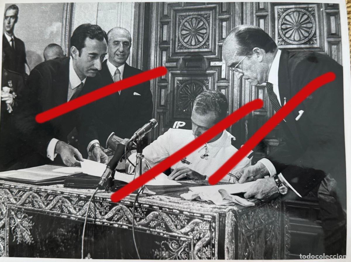 Fotografia antiga: Pr&iacute;ncipe Juan Carlos Firma su Aceptaci&oacute;n como Sucesor de Franco - Fotografia Antigua