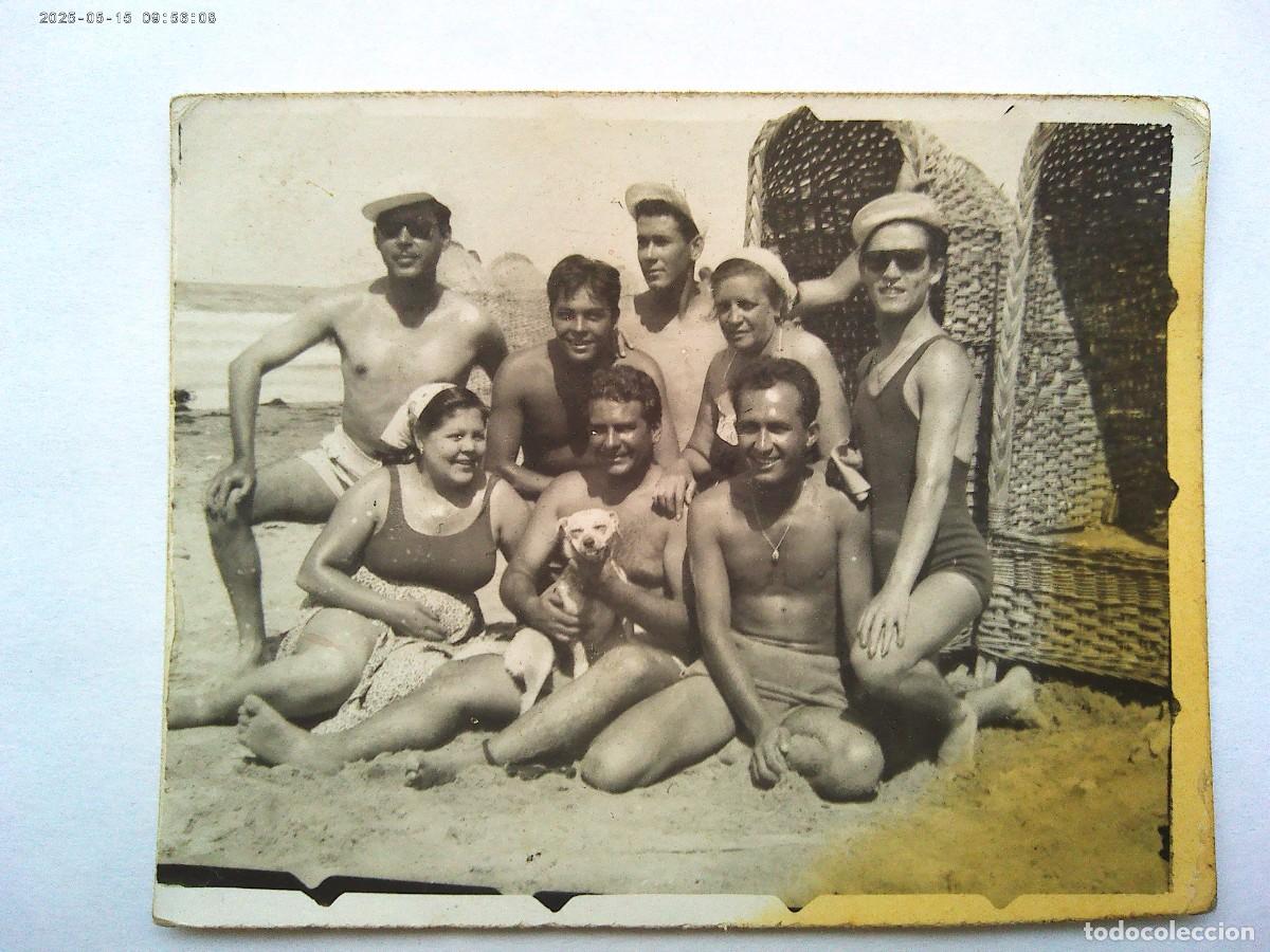 Photographie ancienne: FOTO DE HOMBRES Y MUJERES EN BA&Ntilde;ADOR EN LA PLAYA , CON PERRO