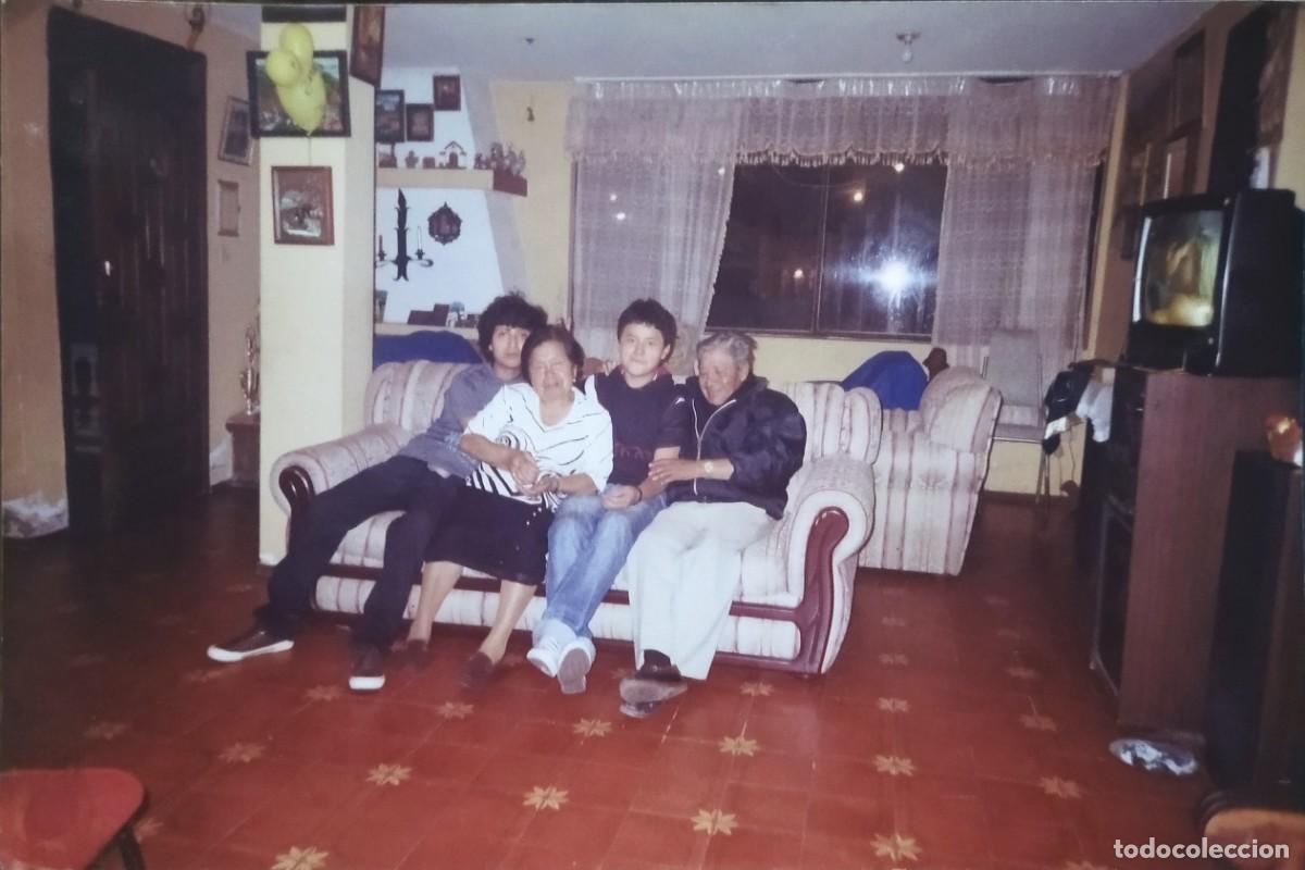 Fotograf&iacute;a antigua: FOTOGRAF&Iacute;A VINTAGE A&Ntilde;OS 90 - ESCENA FAMILIAR CON CURIOSO DETALLE EN TELEVISOR - SNAPSHOT.