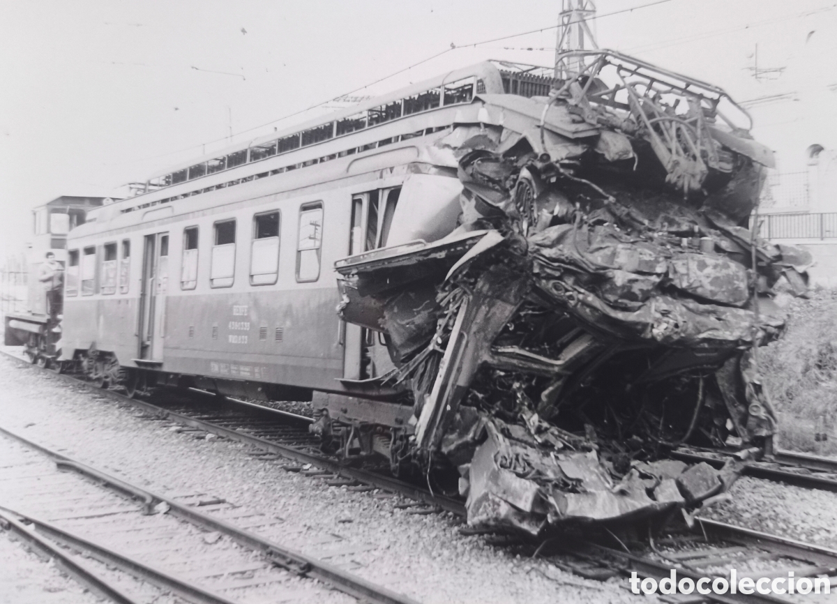 Fotografia antica: RENFE FOTOGRAF&Iacute;A LOCOMOTORA AUTOMOTOR WMD - 833 ACCIDENTE RIPOLLET 1983