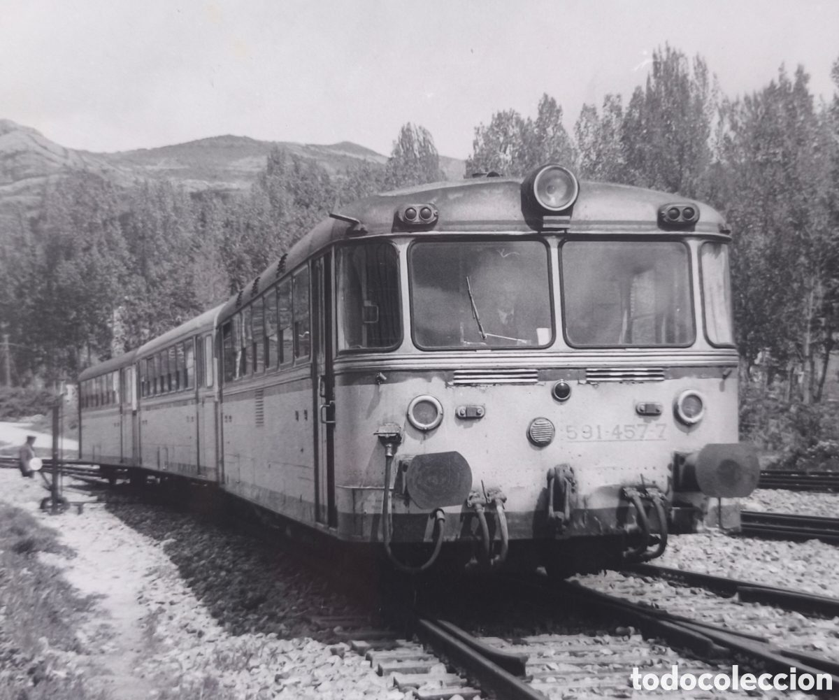 Alte Fotografie: RENFE FERROB&Uacute;S SERIE 591 FOTOGRAF&Iacute;A POBLA DE SEGUR LLEIDA 1979