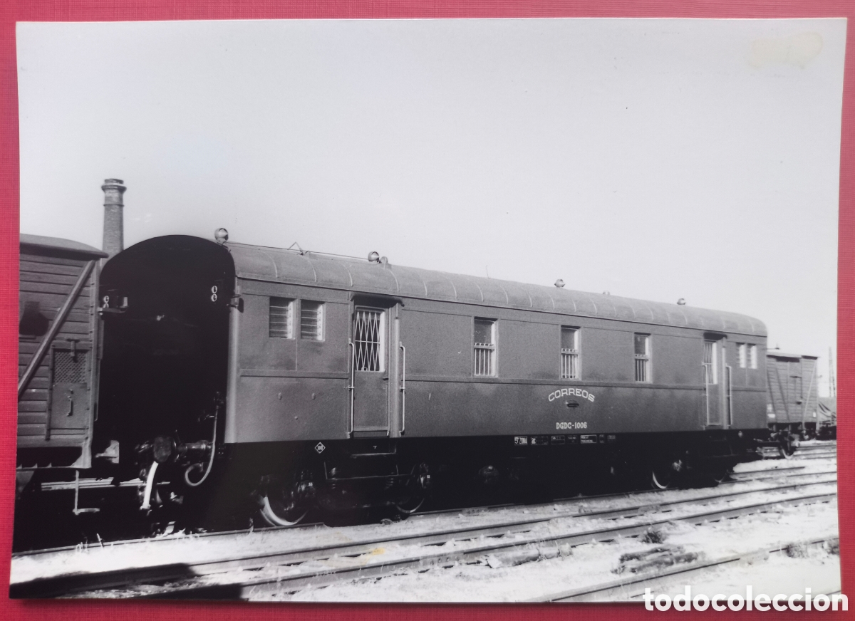 Fotografia antica: RENFE VAG&Oacute;N CORREOS D6DC 1006 FOTOGRAF&Iacute;A ESTACI&Oacute;N POBLE NOU BARCELONA 1977