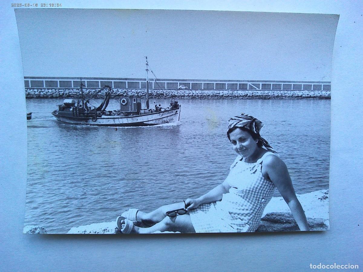 Alte Fotografie: FOTO DE CHICA Y DETRAS UN BARCO PESQUERO MATRICULA DE CADIZ