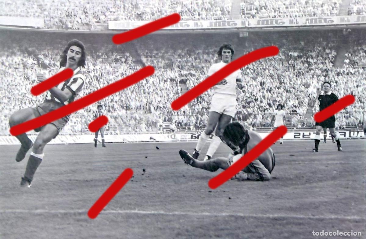 Fotograf&iacute;a antigua: Atl&eacute;tico de Madrid contra Valencia Estadio Vicente Calder&oacute;n A&ntilde;os 70 &ndash; Negativo Celuloide