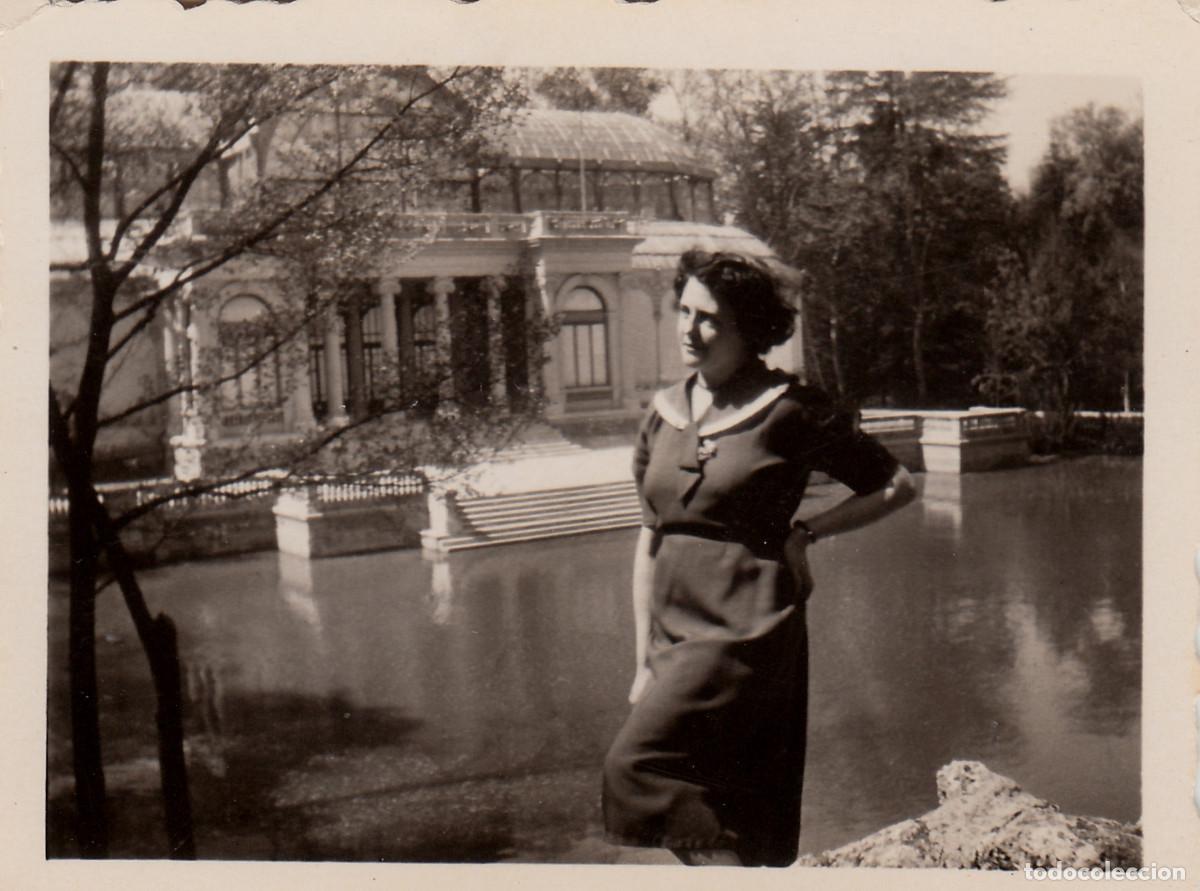 Fotograf&iacute;a antigua: Dama en el Palacio de Cristal del Retiro, Madrid. A&ntilde;os 40 pc