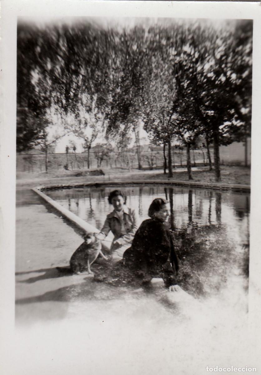 Fotograf&iacute;a antigua: Bonita foto. Damas en un lago con un perrito gordo. A&ntilde;os 40 pc