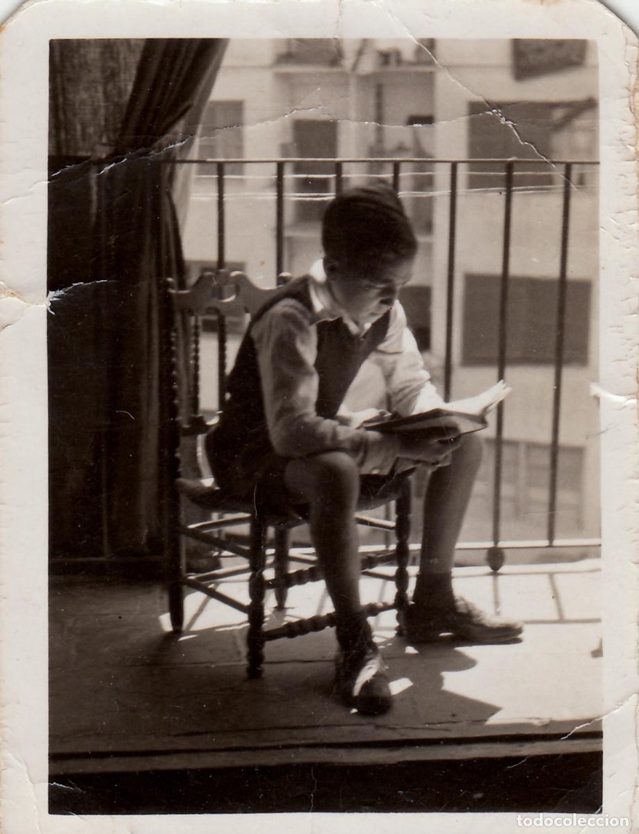 Fotograf&iacute;a antigua: Bonita foto. Ni&ntilde;o leyendo un libro en el balc&oacute;n. A&ntilde;os 40 pc