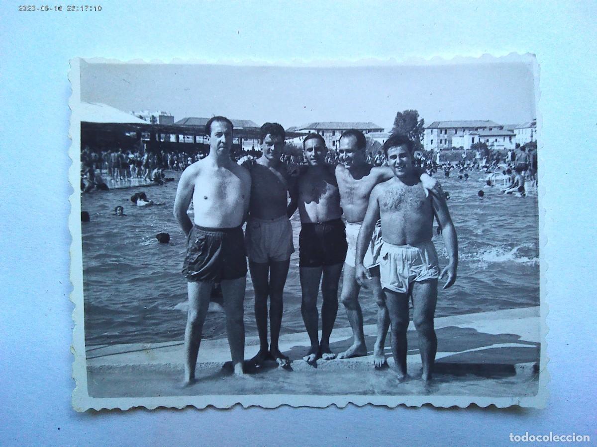 Fotografia antiga: FOTO DE HOMBRES EN BA&Ntilde;ADOR EN LA PISCINA