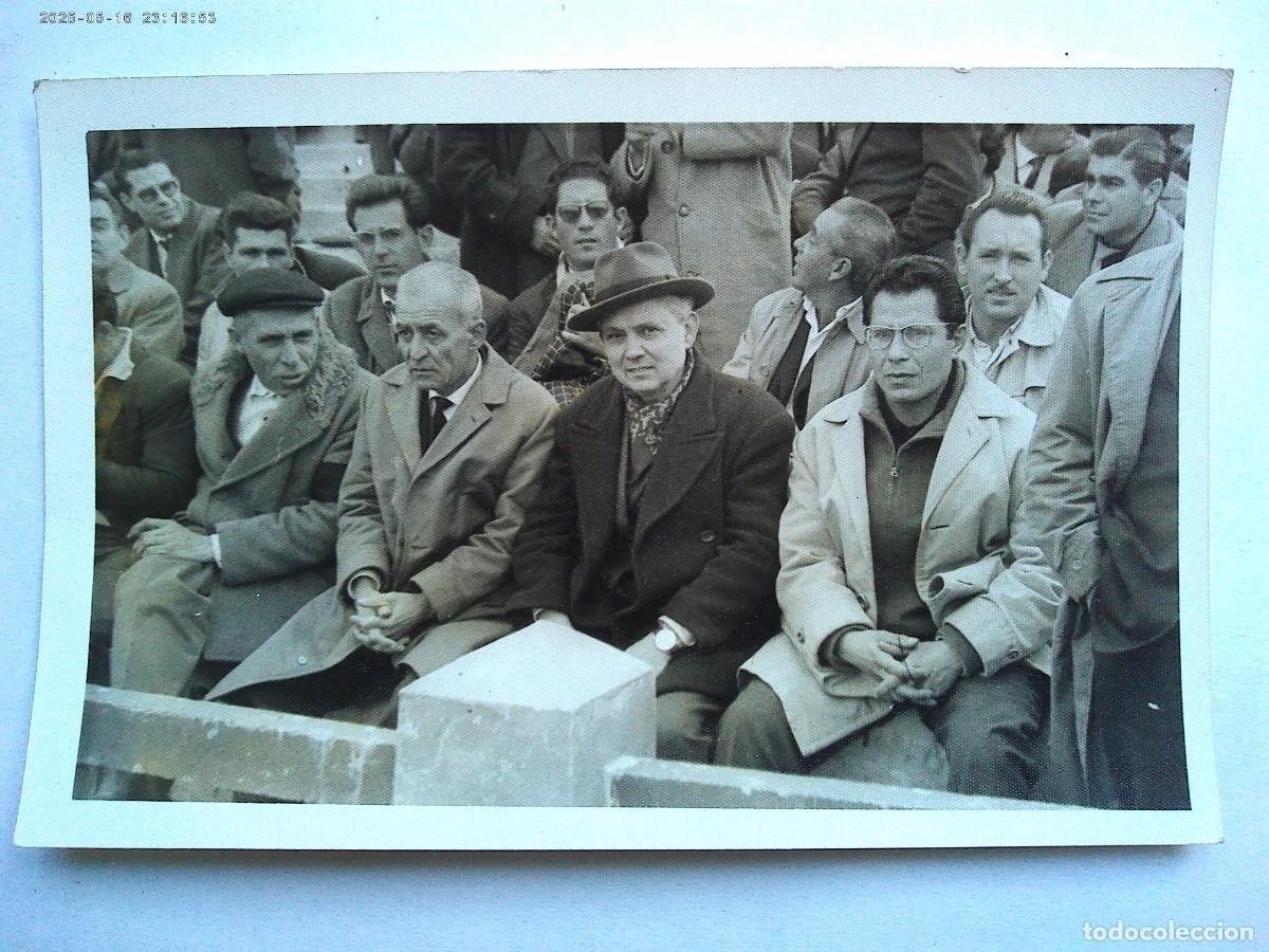 Alte Fotografie: FOTO DE GENTE EN EL FUTBOL O EN LOS TOROS . DE RECHE , SEVILLA