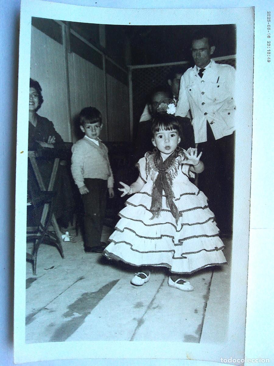 Fotograf&iacute;a antigua: FOTO DE FERIA : NI&Ntilde;A VESTIDA DE FLAMENCA EN LA CASETA , CAMARERO, ETC . DE RECHE , SEVILLA