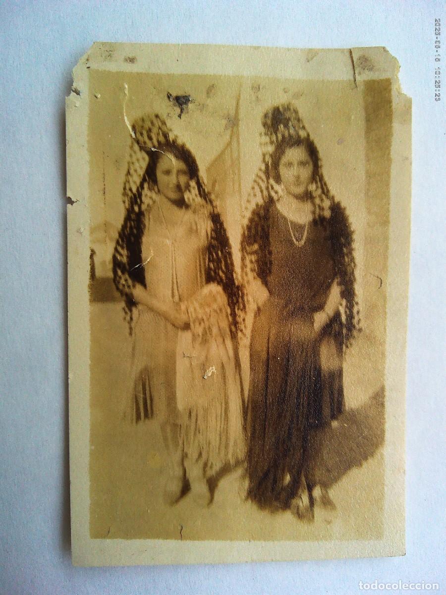 Fotograf&iacute;a antigua: PEQUE&Ntilde;A FOTO DE MUJERES CON PEINETA Y MANTILLA , PRINCIPIOS DE SIGLO