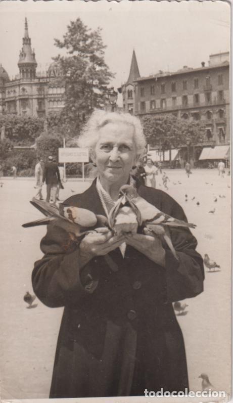 Fotograf&iacute;a antigua: ANTIGUA FOTOGRAFIA PERSONA MAYOR SOSTENIENDO PALOMAS EN UNA PLAZA - JMAYNOU - (13,5X8)