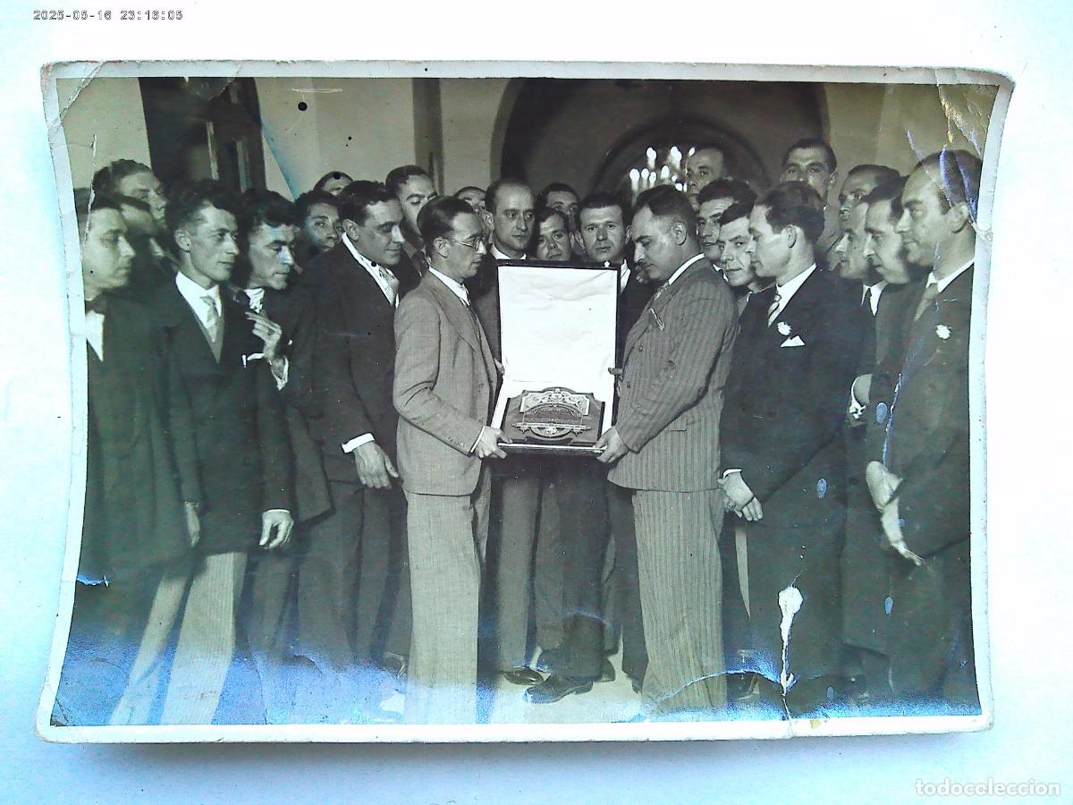 Fotograf&iacute;a antigua: REPUBLICA : FOTO DE LA ENTREGA DE UNA PLACA A PERSONAJE, A&Ntilde;OS 30 . DE SANCHEZ DEL PANDO.. 12 X 17 CM