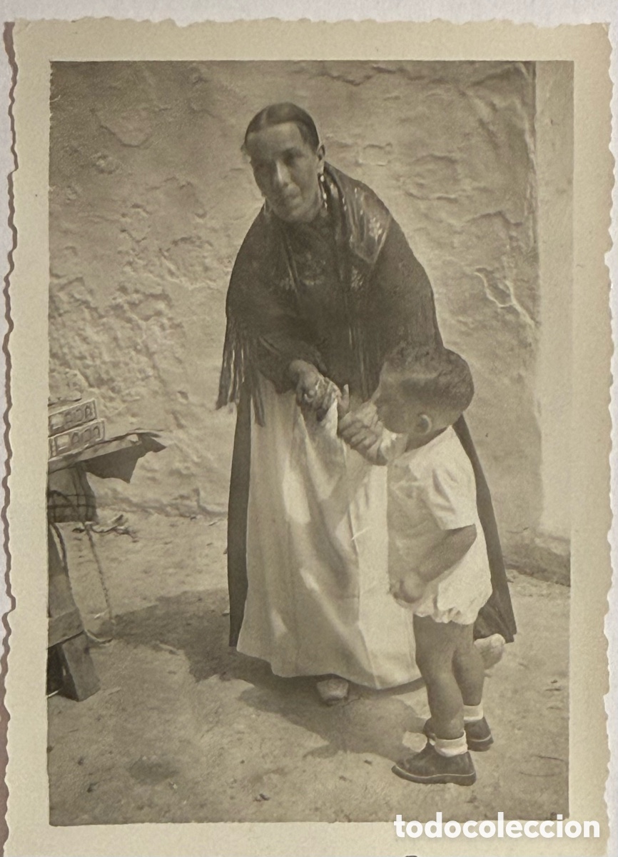 Fotograf&iacute;a antigua: Ibiza payesa con ni&ntilde;o. A&ntilde;os 50