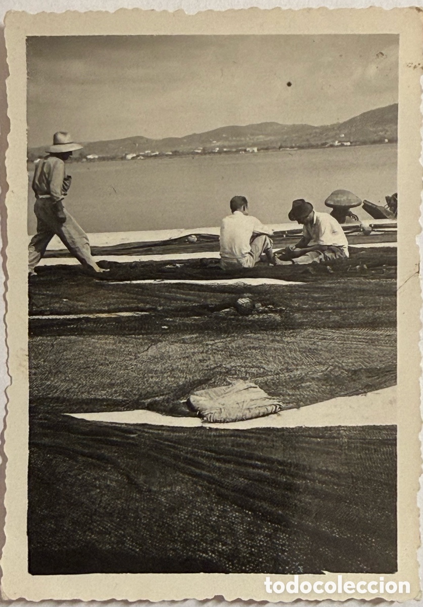 Fotograf&iacute;a antigua: Ibiza Trabajo de redes en el puerto. A&ntilde;os 50