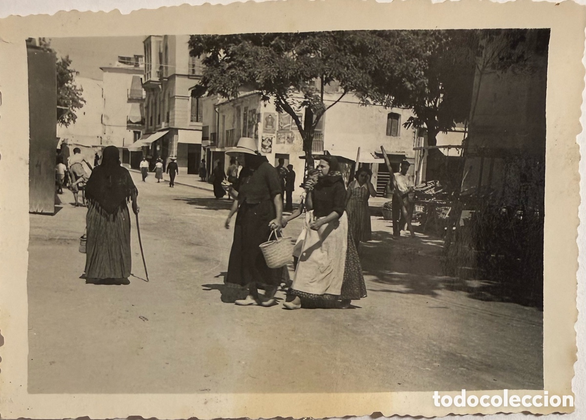 Fotograf&iacute;a antigua: Ibiza payesas en la ciudad a&ntilde;os 50