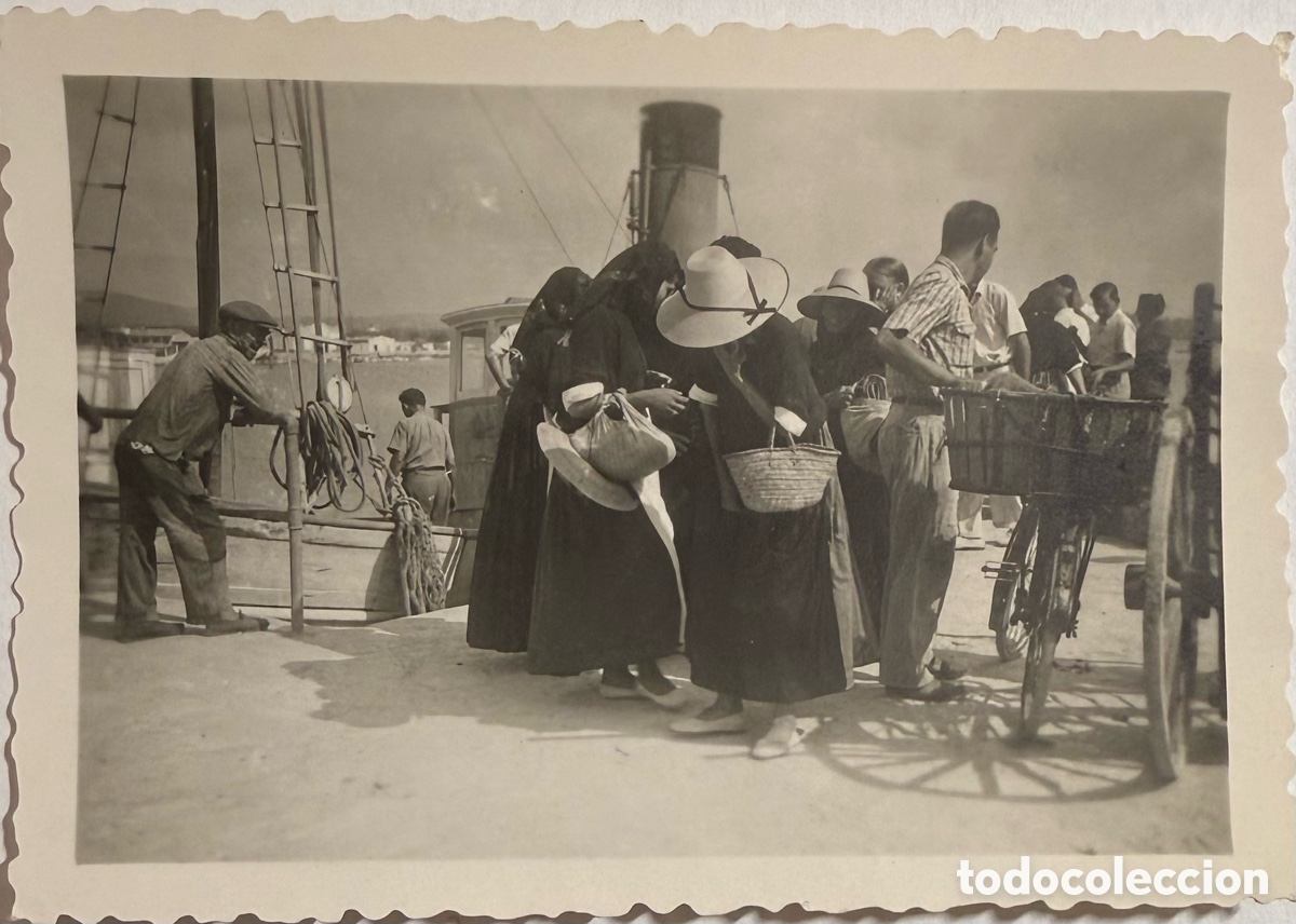 Fotograf&iacute;a antigua: Ibiza payesas en el puerto. A&ntilde;os 50