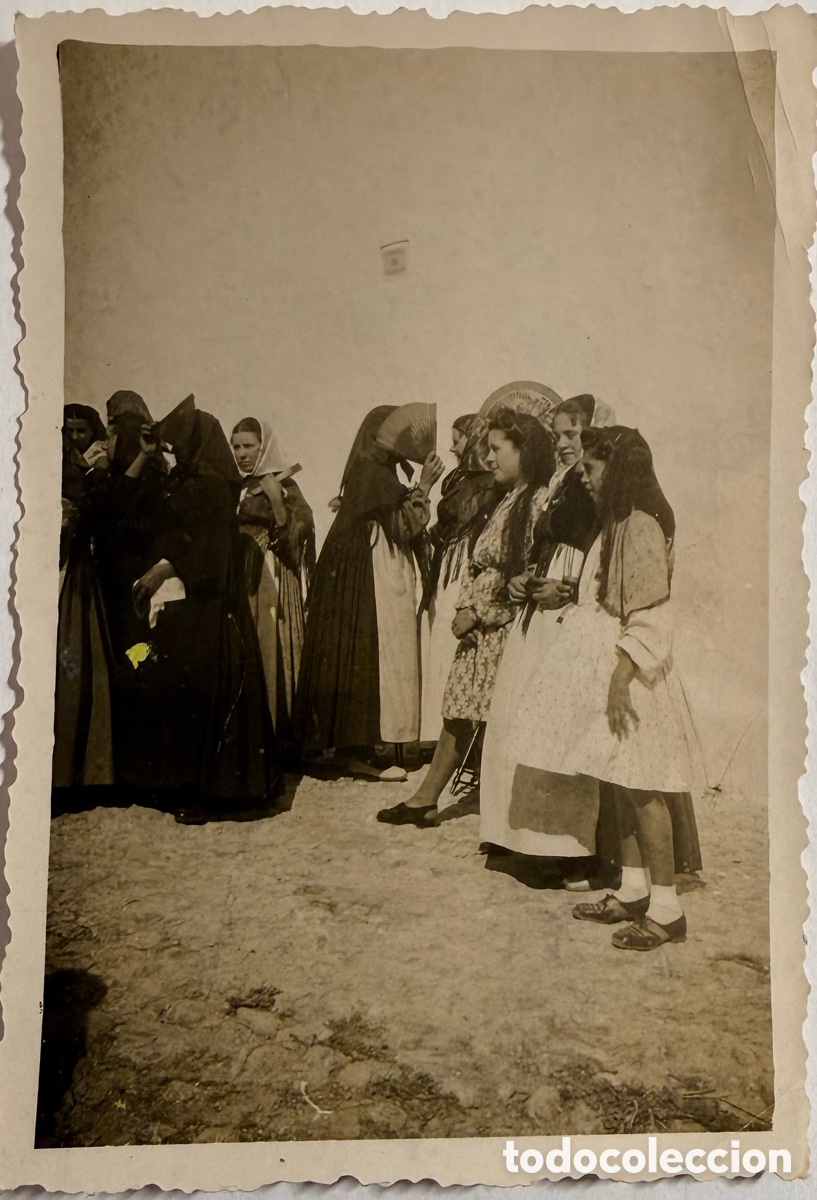 Fotograf&iacute;a antigua: Ibiza grupo de payesas el la puerta De la Iglesia a&ntilde;os 50