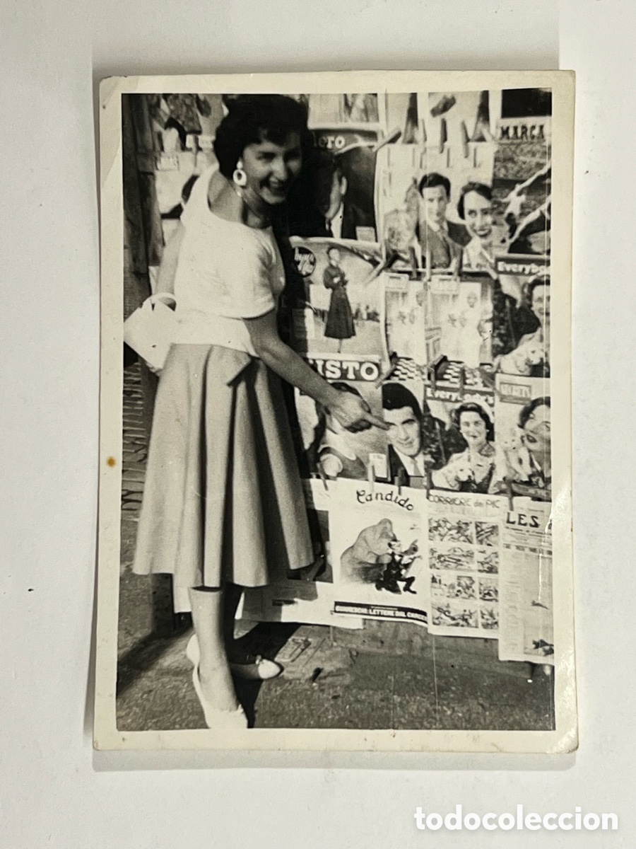 Fotograf&iacute;a antigua: FOTOGRAF&Iacute;A.. Joven frente al KiosKo.. enamorada del Glamour del cine de Hollywood.. (h.1950?)