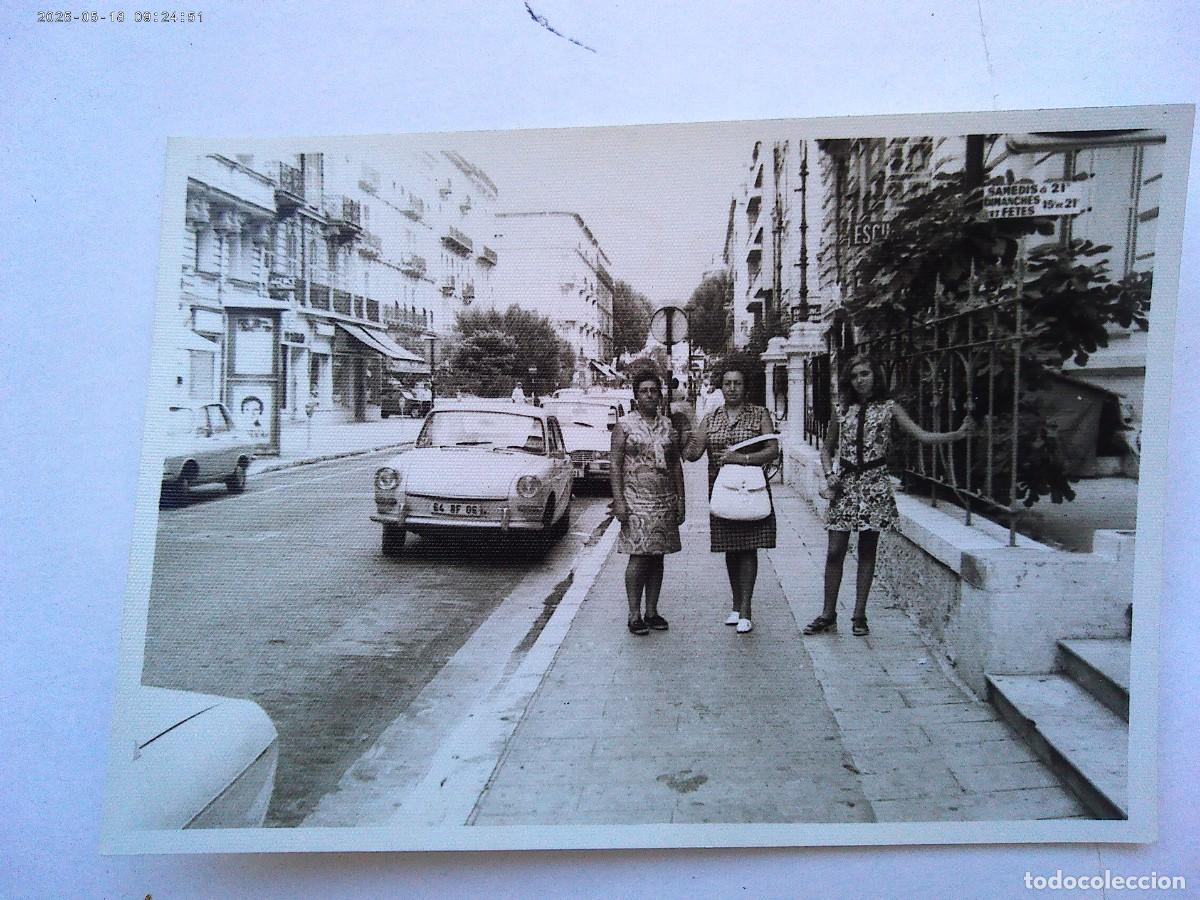 Fotografia antica: FOTO DE CHICAS Y COCHE DE EPOCA MATRICULA DE FRANCIA . NIZA 1971