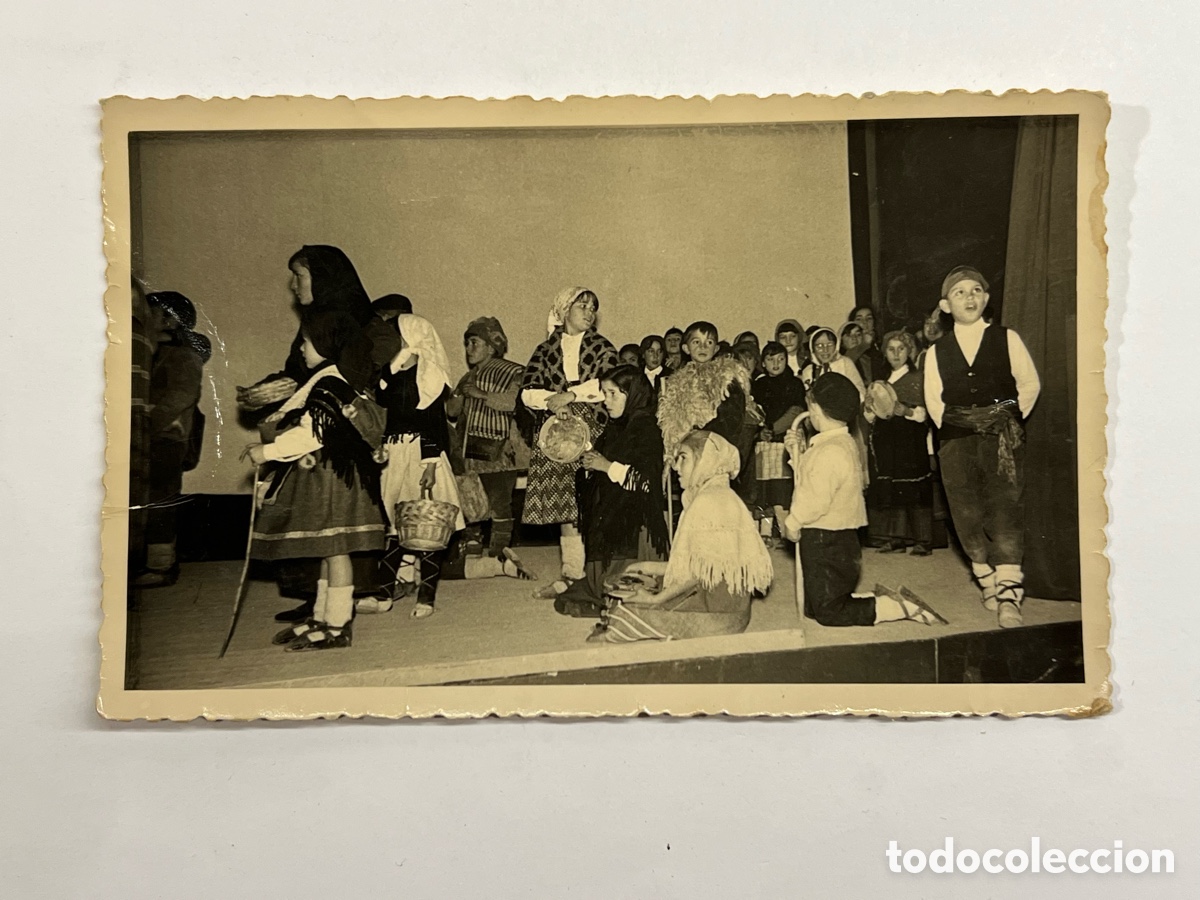 Fotograf&iacute;a antigua: ARANDA DE DUERO. Recuerdo Escolar.. Ni&ntilde;os y Belen.. Cantando Villancicos. Foto D&iacute;az (h.1960?)