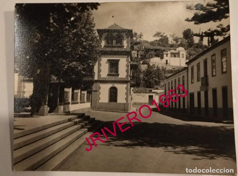 Fotografia antiga: A&Ntilde;OS 50, CALLE JUNTO A LA IGLESIA, TEROR,GRAN CANARIA, 115X80MM